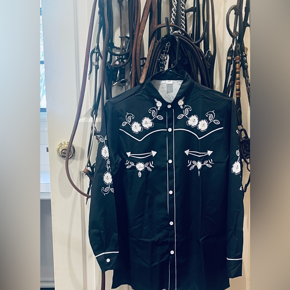 Vintage style ladies printed Western Style shirt! Beautiful authentic pattern.